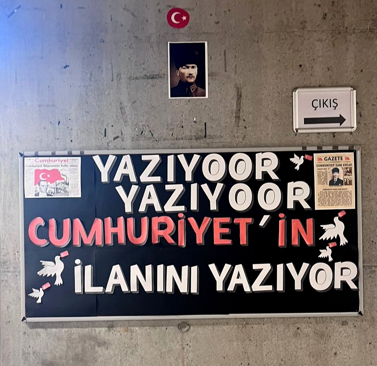 29 Ekim Cumhuriyet Bayramı kapsamında hazırlanan pano çalışmasında emeği geçen Kitap Okuma Kulübü öğretmenlerimize ve öğrencilerimize teşekkür eder, gösterdikleri özen ve katkılar için tebriklerimizi sunarız.
<a href="/tcmeb/">Millî Eğitim Bakanlığı</a> <a href="/istanbulilmem/">İstanbul İl Millî Eğitim Müdürlüğü</a> <a href="/FatihilceMEM/">Fatih İlçe Millî Eğitim Müdürlüğü</a> <a href="/meb_dinogretimi/">MEB Din Öğretimi Genel Müdürlüğü</a>