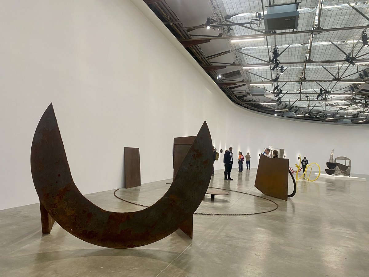 Guiguiii94's tweet photo. « Les sculptures abstraites de #MelvinEdwards sont des portails qui lient le passé et le présent de l'Atlantique noir. Né à Houston en 1937, Melvin Edwards vit et travaille aujourd'hui entre Baltimore et New York aux États-Unis, ainsi que Dakar au Sénégal. » @PalaisdeTokyo https://t.co/oGFRD0LOZU