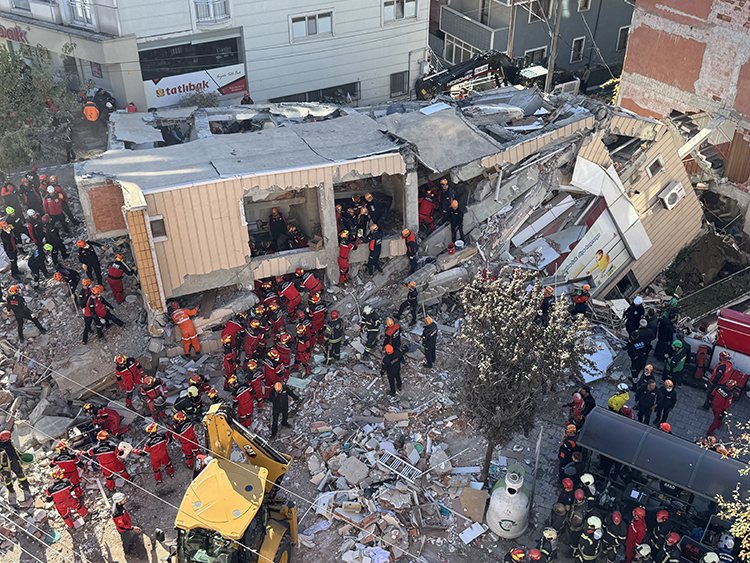 AGDSalihTURHAN's tweet image. Kocaeli’nin Gebze ilçesinde meydana gelen bina çökmesi sonucu hayatını kaybeden vatandaşlarımıza Allah’tan rahmet, yaralı vatandaşlarımıza acil şifalar diliyorum.

Milletimizin başı sağ olsun.