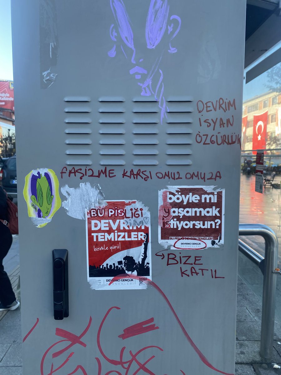 Soyulan stickerlarımızı tamamlayan kişi. Kimsin bilmiyoruz ama seni seviyoruz sende bize katıl