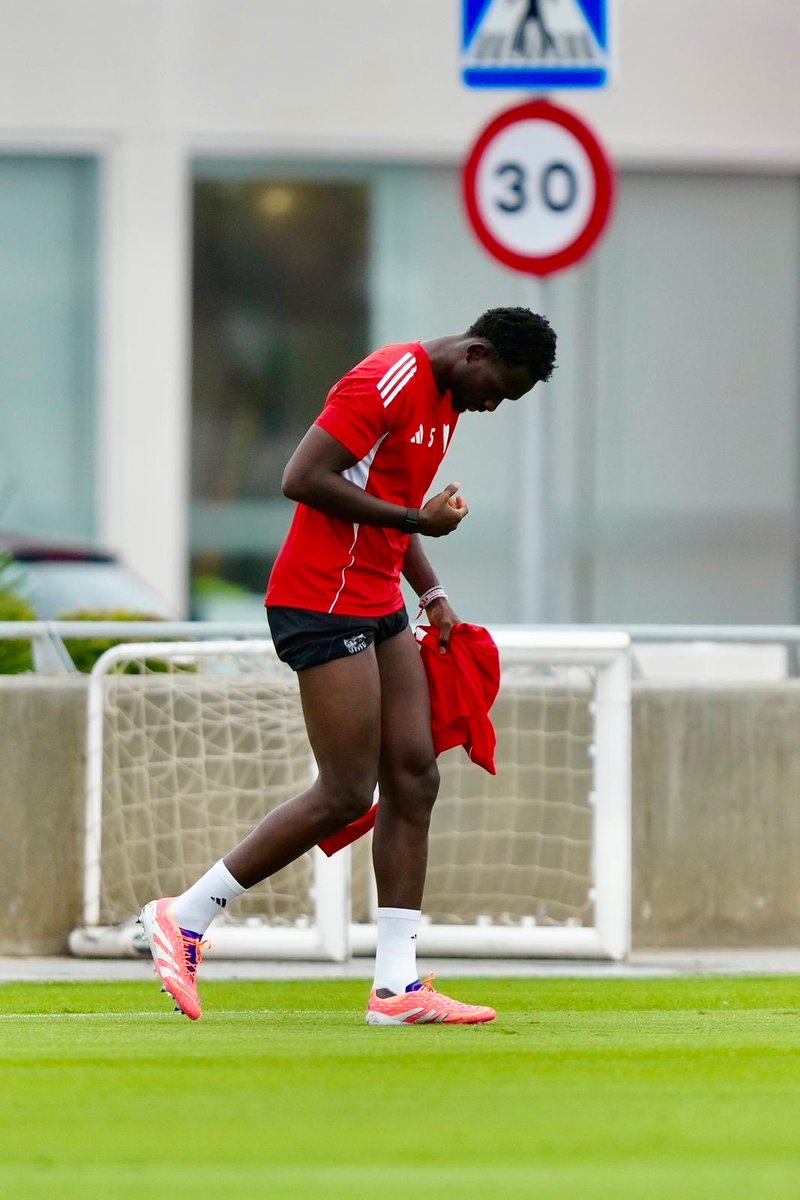 ramirezmaximodc's tweet image. Azpilicueta, Nianzou y Mendy vuelven a entrenar con el #SevillaFC.
Aún son dudas al encuentro ante el #AtleticodeMadrid, veremos cómo evoluciona en estos días y si Almeyda apuesta por llevarse a los tres a Madrid.