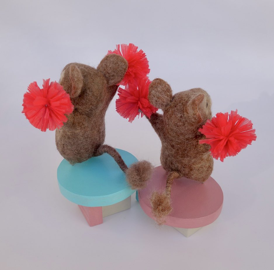 「応援デグー」

応援シリーズの新作は #デグー です🐭
初挑戦のデグー、いろいろ試行錯誤して写真では差が分かりませんが2匹の毛色は変えています。
少し大きめの高さ11㎝でもっちりしっかり応援します！

11/15開催の #ドールアニマル 
ブースNo. B2-2  にて先行入場から販売します。
#羊毛フェルト