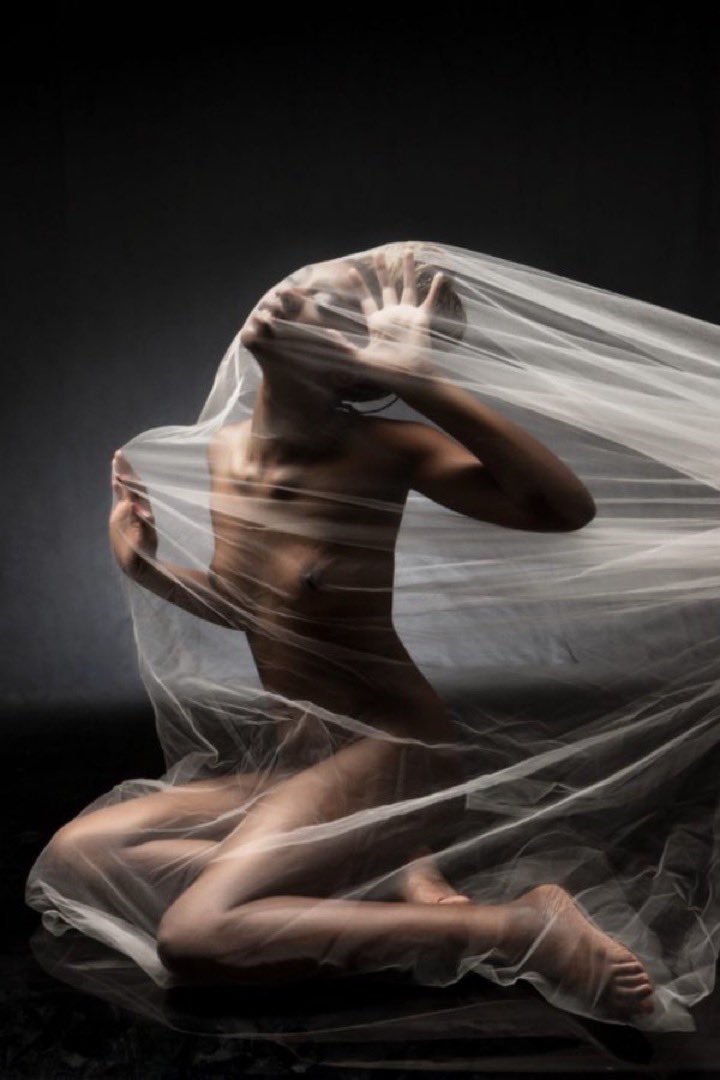 "Amarte 
con un fuego duro y frío.

              Amarte sin palabras,
sin pausas ni silencios"

Amarte segundo a segundo.

Y tú sentir ese amor
con un ardor profundo
               sin tiempo, ni final,
sin olvido

Amarte, amarte, amarte.

…Gritando…

#GPoesía