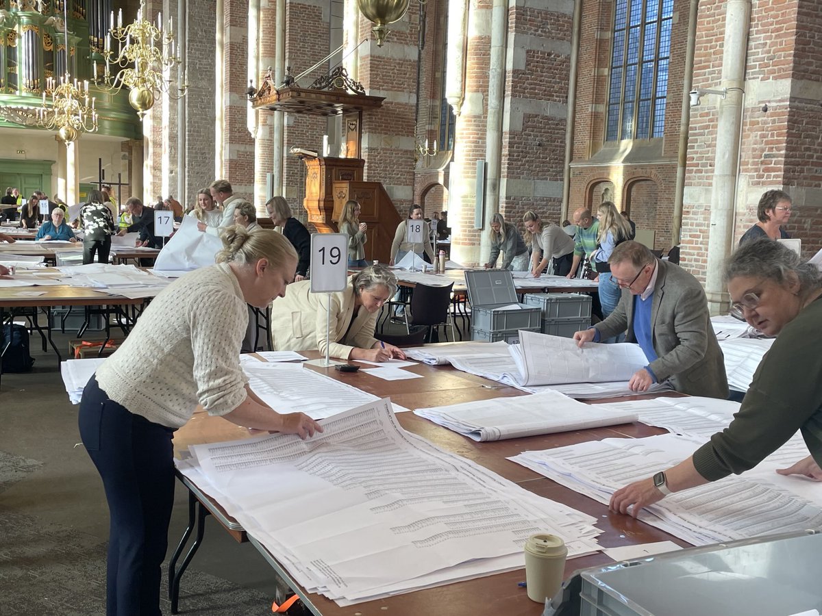 Lebuinuskerk in Deventer, in Salland. De stembiljetten van alle 58 stembureaus worden hier geteld op kandidaat. 300 ambtenaren en vrijwilligers zijn geconcentreerd bezig. Zeker nu het verschil zo klein is, blijkt het belang van een 100% juiste telling. #nederlandkiest