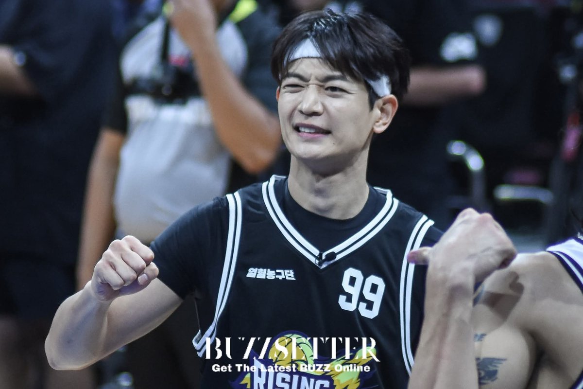 buzzsetter_'s tweet photo. More glimpses of our unstoppable captain, Choi Minho. 🔥 No one commands the court quite like him 🏀 #BENCHShootOfAsia 

More photos: https://t.co/Y2N88KAhdY

Presented by @benchtm 
#SHINee #Minho https://t.co/ffun9FyAI1