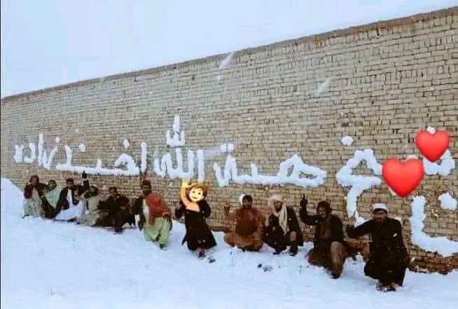 rahim_sekander's tweet photo. د شیخ صیب له دې حکم سخته بده استفاده کېږي چې وایي شکایتونه مخامخ شریکوئ، میډیا کې یې مه وایئ.
مسولینو ته دا دلیل پیدا شو چې ځه خو مخامخ هسې همکار ته وخت نه ورکوم او میډیا کې یې راپسې ویلی نه‌شي، په بې‌اطاعتۍ تورنېږي. نو که فساد کوې او که بل خیانت، روډ خالي دی وله یې مولوي صیب. https://t.co/Ici92izNNq