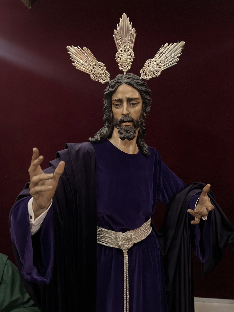 ✝️ El Señor de la Santa Cena, ya se encuentra ataviado para el mes de noviembre y la conmemoración de los Fieles Difuntos.