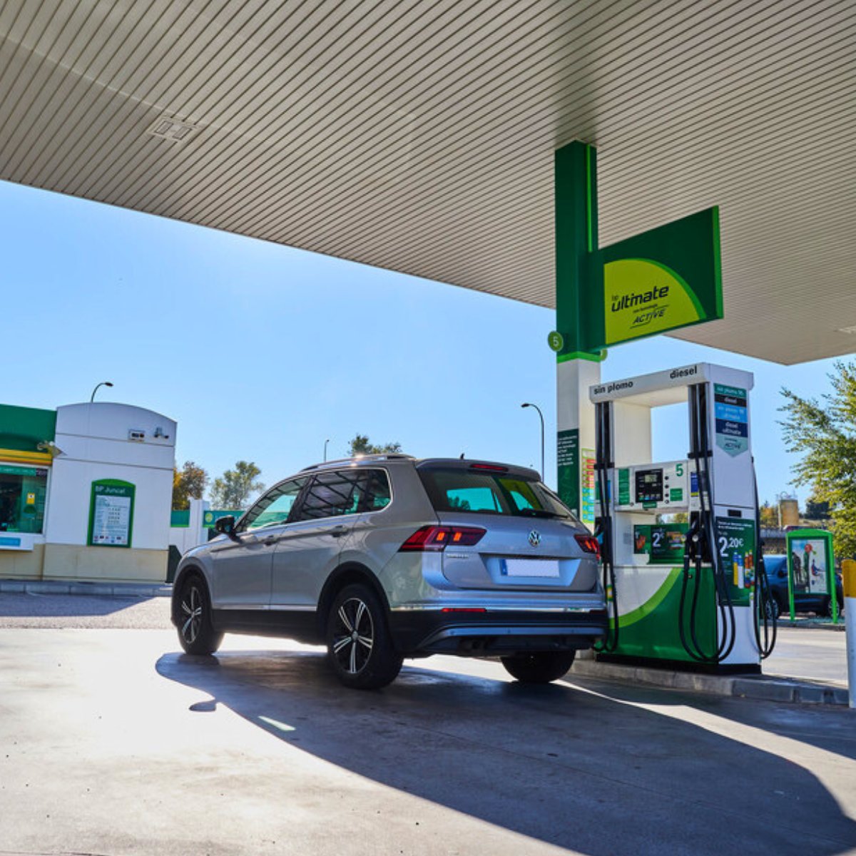 bp_Espana's tweet photo. Acuerdo bp 🤝 BBVA

Este acuerdo permitirá que alrededor de 140.000 clientes de @bbva con tarjetas co-branded obtener un 5 % de devolución en todas las compras realizadas en tiendas y en el repostaje de carburante en las estaciones bp de toda España.

Además, quienes se registren en el programa miBP disfrutarán de ventajas adicionales como:

▶️Hasta 15 céntimos por litro de ahorro en repostajes.
▶️100 puntos miBP de bienvenida canjeables por productos del catálogo.
▶️Hasta 9 euros de saldo extra para sus próximos repostajes.

💚 Con esta colaboración, bp España y @bbva seguimos apostando por la innovación en programas de fidelización, ofreciendo beneficios directos y una experiencia más completa a nuestros clientes.

Más información: https://t.co/Y2ckhuh2AX 

#bpEspaña #BBVA