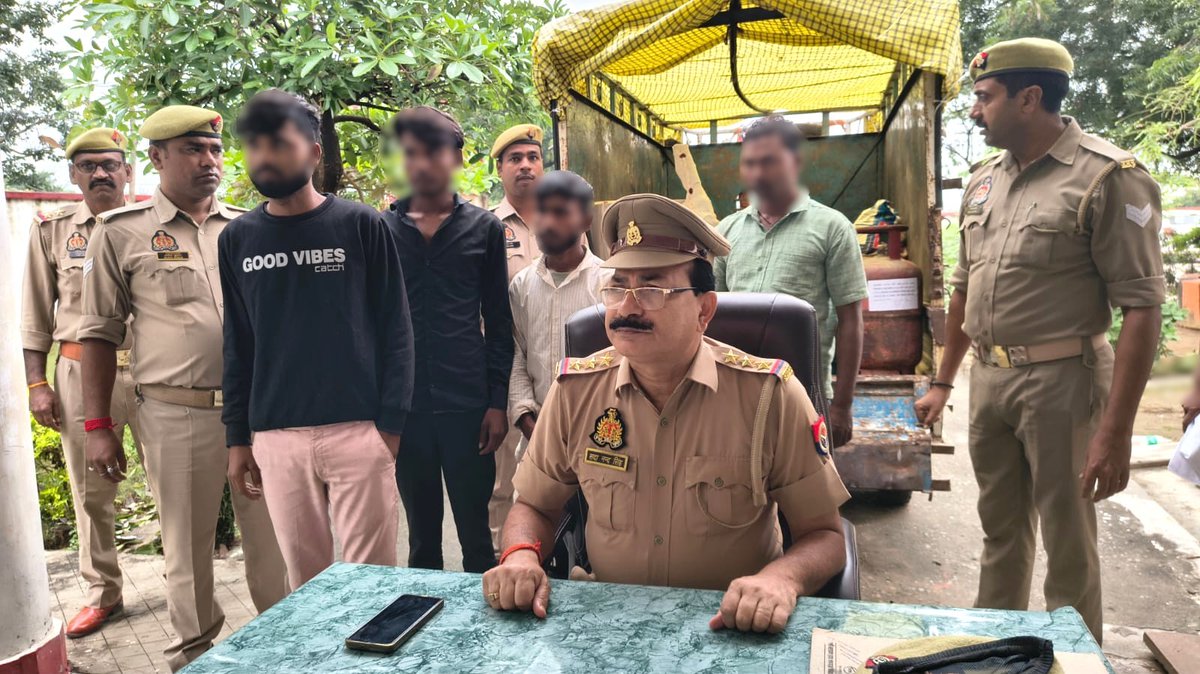 tvkhulasach's tweet photo. मीरजापुर में विद्यालय चोरी की वारदात का खुलासा!

अहरौरा पुलिस ने 4 चोर गिरफ्तार कर 249.05 kg अनाज, 2 गैस सिलेंडर, चूल्हा, बर्तन व टाटा मैजिक वाहन बरामद किया।

आरोपी जेल भेजे गए।

#Mirzapur #UPPolice #CrimeNews https://t.co/50DvMXPm1i