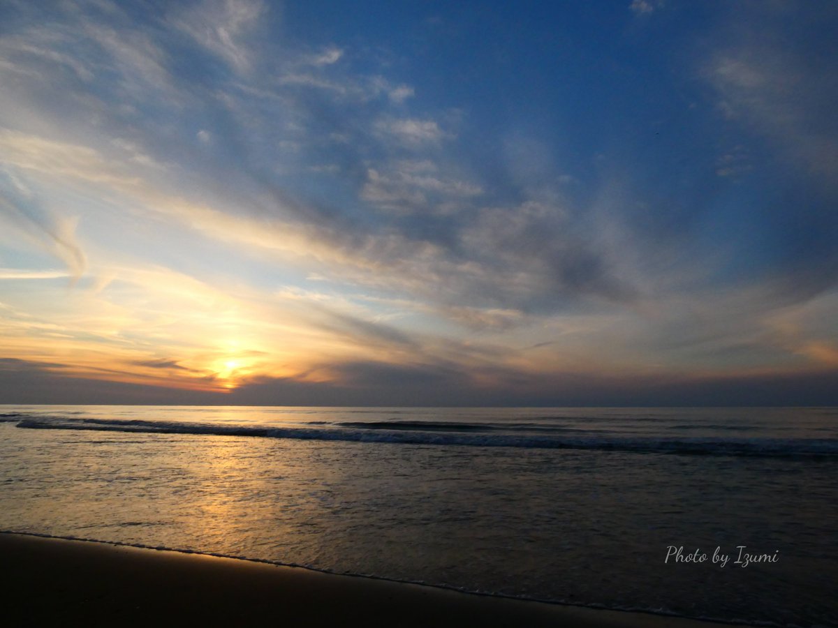 こんばんは～🍀

日の入りが午後四時代になりましたね
あっという間に日が暮れます

今日も一日
お疲れさまでした~(｡･ᴗ･)_🍵

 #イマウミ
 #夕陽
 #夕焼け写真部
