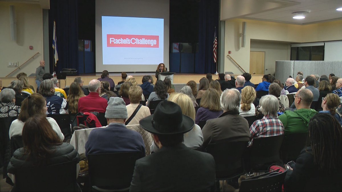 A forum at the Holocaust Education Center in PVD following antisemitic hazing at Smithfield HS. <a href="/AButtacavoliTV/">Abbey Buttacavoli</a> is live on <a href="/NBC10/">NBC 10 WJAR</a> Sunrise with the turnout 

turnto10.com/news/local/bor…