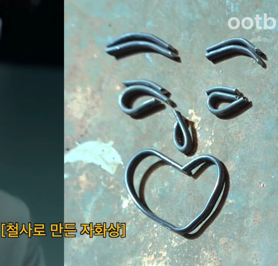 도경수 자기 자화상 조각 만드는데 자기입 하트로 만든거봐 자기잘알 개미침(이마팍)