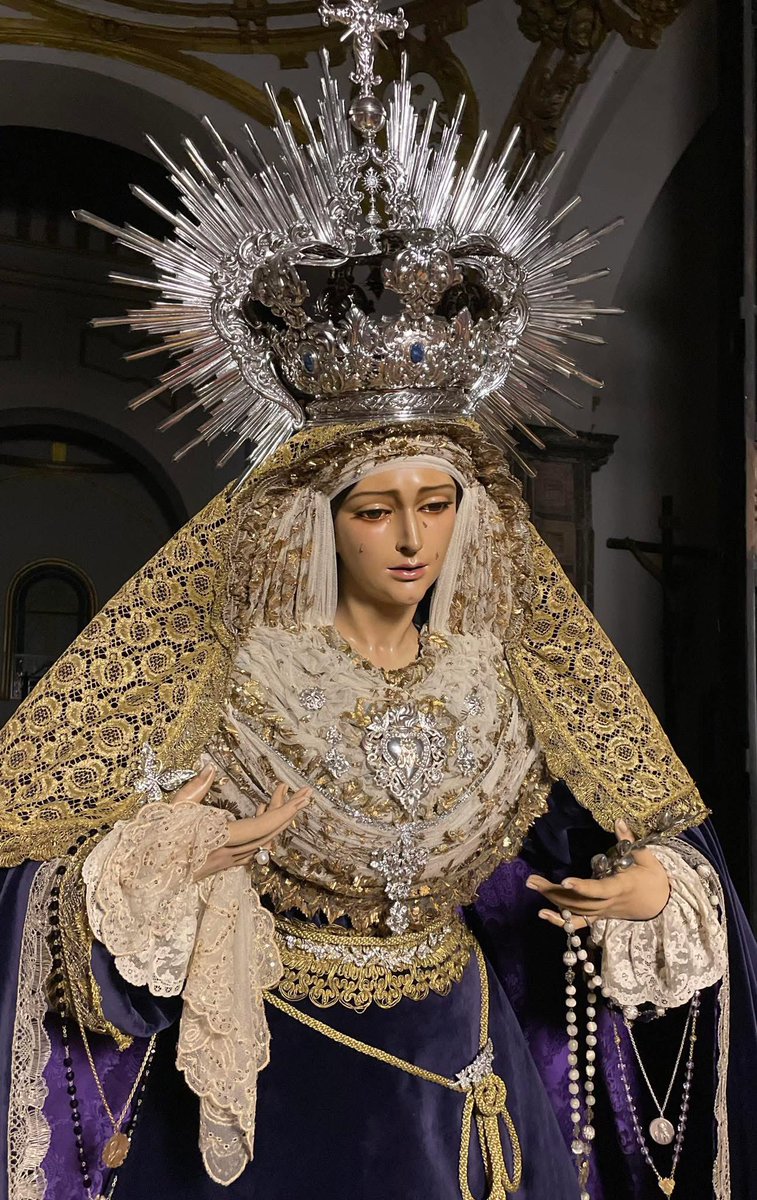 Se puede ataviar a una imagen para el mes de los fieles difuntos sin renunciar al estilo que le sienta bien a la virgen. Por ejemplo, la Paz de Málaga.