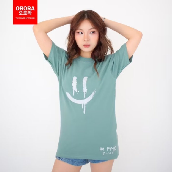 roja_fathur's tweet photo. Kaos Orora “I’M FINE” Sage Edition 💚
Desain minimalis dengan sentuhan grafis senyum artistik dan tulisan unik berbahasa Korea bikin tampilan kamu makin keren dan estetik.
Link pembelian👇
https://t.co/xrX4XSlKj4
#KaosOrora #KaosKekinian #KaosKoreaStyle #KaosUnisex #KaosSageGreen https://t.co/X3TttWPqAg