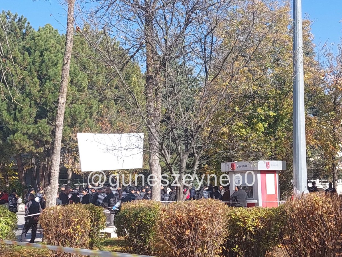 30 Ekim 2025 | Ankara, Hacettepe Üniversitesi Beytepe Kampüsü

Öğrencilerin geçtiğimiz günlerde yaşanan faşist saldırı hakkında yayınladığı basın açıklaması çağrısının üzerine kampüste 2 otobüs çevik kuvvet görüldü!