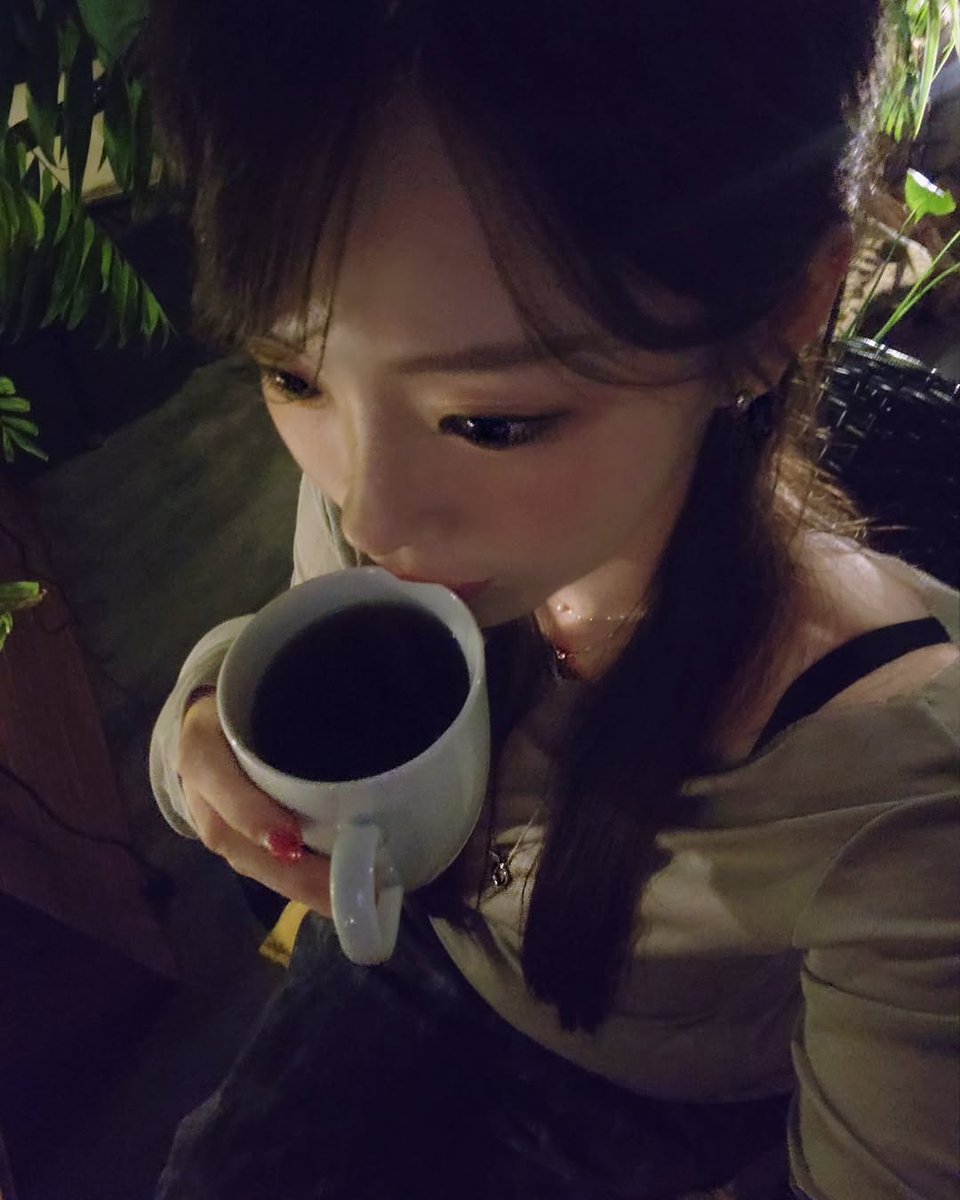 ayukihc's tweet photo. 가을여자 송으네 너무 좋은 느낌 🍂 
선선한 날씨의 은혜가 왜 이렇게 아름다워 https://t.co/YMJgLnsmVu