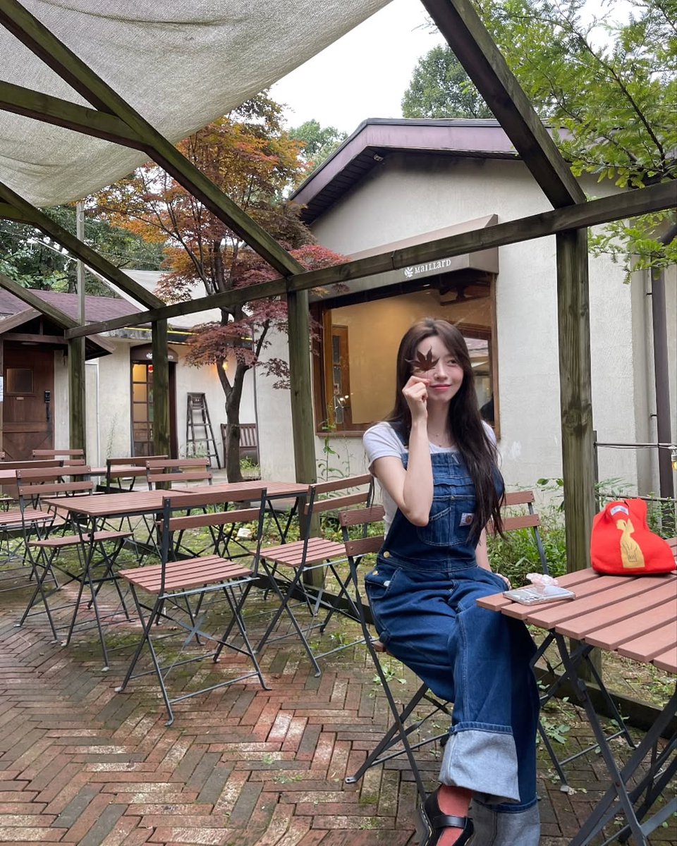 ayukihc's tweet photo. 가을여자 송으네 너무 좋은 느낌 🍂 
선선한 날씨의 은혜가 왜 이렇게 아름다워 https://t.co/YMJgLnsmVu