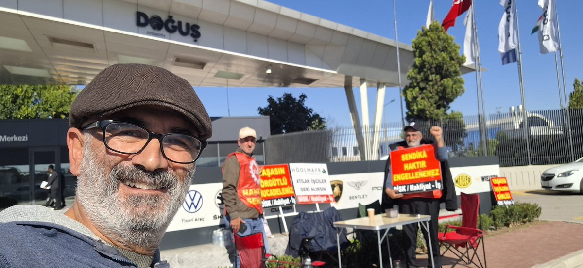 DOĞUŞ OTOMOTİV ÖNÜNDE DİRENİŞİMİZİN 13. GÜNÜ!
Doğuş Otomotiv’in işini yapan HÖDLMAYR LOJİSTİK’te sendika düşmanlığına ve işçi kıyımına karşı direnişimiz sürüyor 
Atılan İşçiler Geri Alınsın!
Yaşasın örgütlü mücadelemiz!
#HödlmayrDirenişi #Nakliyatİş #DirenenİşçilerKazacak