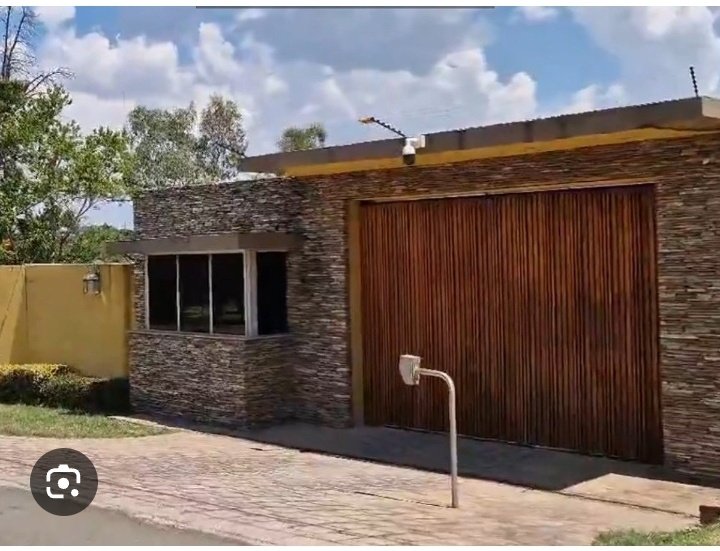 Even the media was never allowed to enter the house, they stood at the same gate that Matlala was standing when delivering the money.
#MadlangaCommission