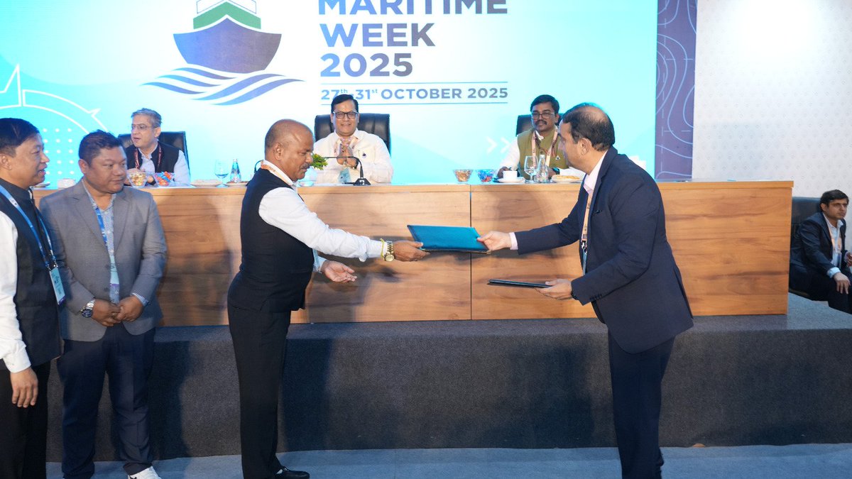 aplnamrup's tweet photo. Assam Petro-Chemicals Limited (APL) signed an MoU with the Inland Waterways Authority of India today on 30th October 2025, during India Maritime Week 2025, in the august presence of the Hon’ble Union Minister of Ports, Shipping and Waterways, Shri Sarbananda Sonowal. https://t.co/gkal4IuclX