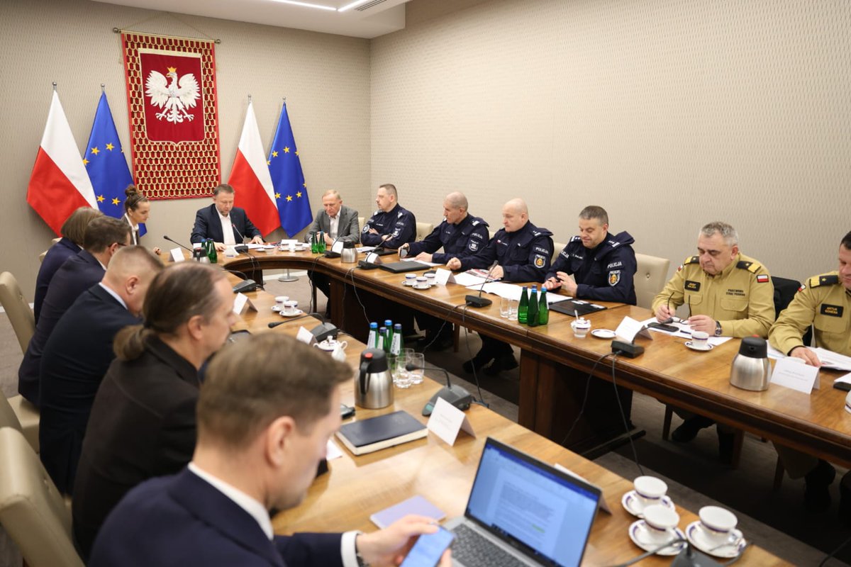 🔵 W #MSWiA trwa spotkanie w sprawie zapewnienia bezpieczeństwa podczas warszawskiego Marszu Niepodległości 11 listopada. W odprawie uczestniczy minister <a href="/MKierwinski/">Marcin Kierwiński</a>, wiceminister <a href="/czeslawmroczek/">Czesław Mroczek</a>, prezydent Warszawy <a href="/trzaskowski_/">Rafał Trzaskowski</a>, wojewoda mazowiecki <a href="/M_Frankowski/">Mariusz Frankowski</a>, komendant