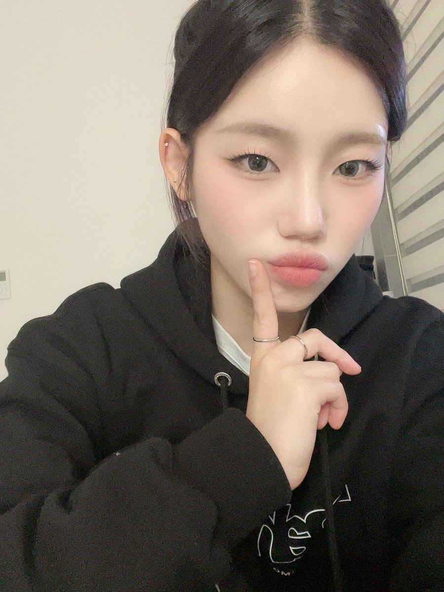 251030 - C

“I have to upload a lot of selfies here.📸😘“

#트라이비 #TRI_BE #현빈 #HyunBin