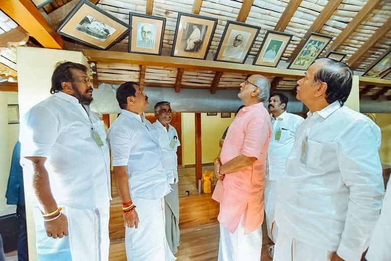 kcthirumaran's tweet photo. பசும்பொன் திருக்கோயிலுக்கு, வருகை தந்த , இந்திய தேசத்தின் துணை குடியரசு தலைவர் மாண்புமிகு 
திரு சி பி ராதாகிருஷ்ணன் தெய்வத் திருமகனாரை வழிபட வந்திருந்தார் ,அவருடன் பாஜக மாநில தலைவர் திரு நயினார் நாகேந்திரன் அவர்களும், 
பாஜக தேசிய செயலாளர் அண்ணன் 
எச் ,ராஜா அவர்களும், மாநில பொதுச் செயலாளர் 
கருப்பு முருகானந்தம் அவர்களும் மற்றும் பாஜக மாநில பொதுச் செயலாளர் பொன் பாலகணபதி சுப நாகராஜ் உள்ளிட்டோர் பசும்பொன்னில் தேவர் திருவுருவை சிலைக்கு மாலை அணிவித்து, மரியாதை செய்தோம் அதற்குப் பிறகு தெய்வத்திருமணர் ஐய்யா பசும்பொன் முத்துராமலிங்க தேவர் வழிபட்ட அவருடைய பூஜை அறையில் அமர்ந்து, குடியரசு துணைத் தலைவர் மற்றும் பாஜக மாநில தலைவர் தியானம் செய்தனர், அதற்குப் பின்பாக தேவருடைய உறவினர்களான காந்தி மீனா, உள்ளிட்ட நபர்களை சந்தித்து உரையாடினார் குடியரசு துணைத் தலைவர்  வருகையால்  அங்கே கூடியிருந்த, பெருவாரியான தேவர் பக்தர்கள், உற்சாகமாக வரவேற்று, கோஷங்களை எழுப்பி வரவேற்றன.