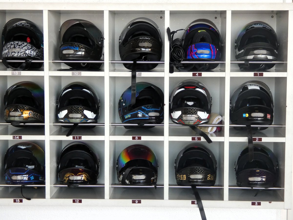 hochi_boatrace's tweet image. #ボートレースびわこ の「#PayPay銀行 賞」は明日開幕！

今節出場選手のヘルメットがズラリとロッカーに
同じデザインは、ひとつもありません
#ボートレース