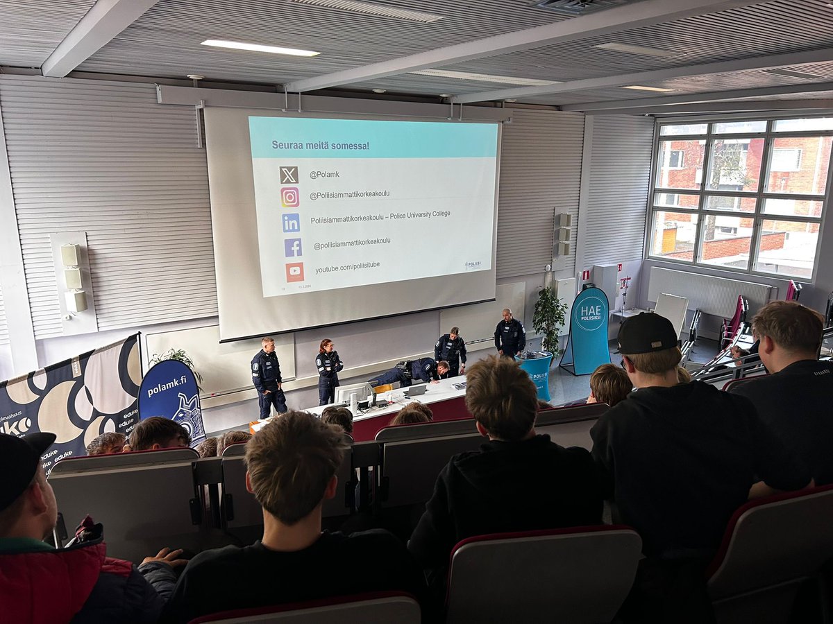 Kaakkois-Suomen poliisilaitos ja Polamk ovat kiertäneet kolme päivää toisen asteen oppilaitoksia ympäri kaakkoa - tavoitteena on innostaa kaakon nuoria poliisiopintoihin. 

Kuvat eiliseltä Kouvolan Edukosta, jossa tapasimme n. 80 nuorta eri opintolinjoilta. 🤩