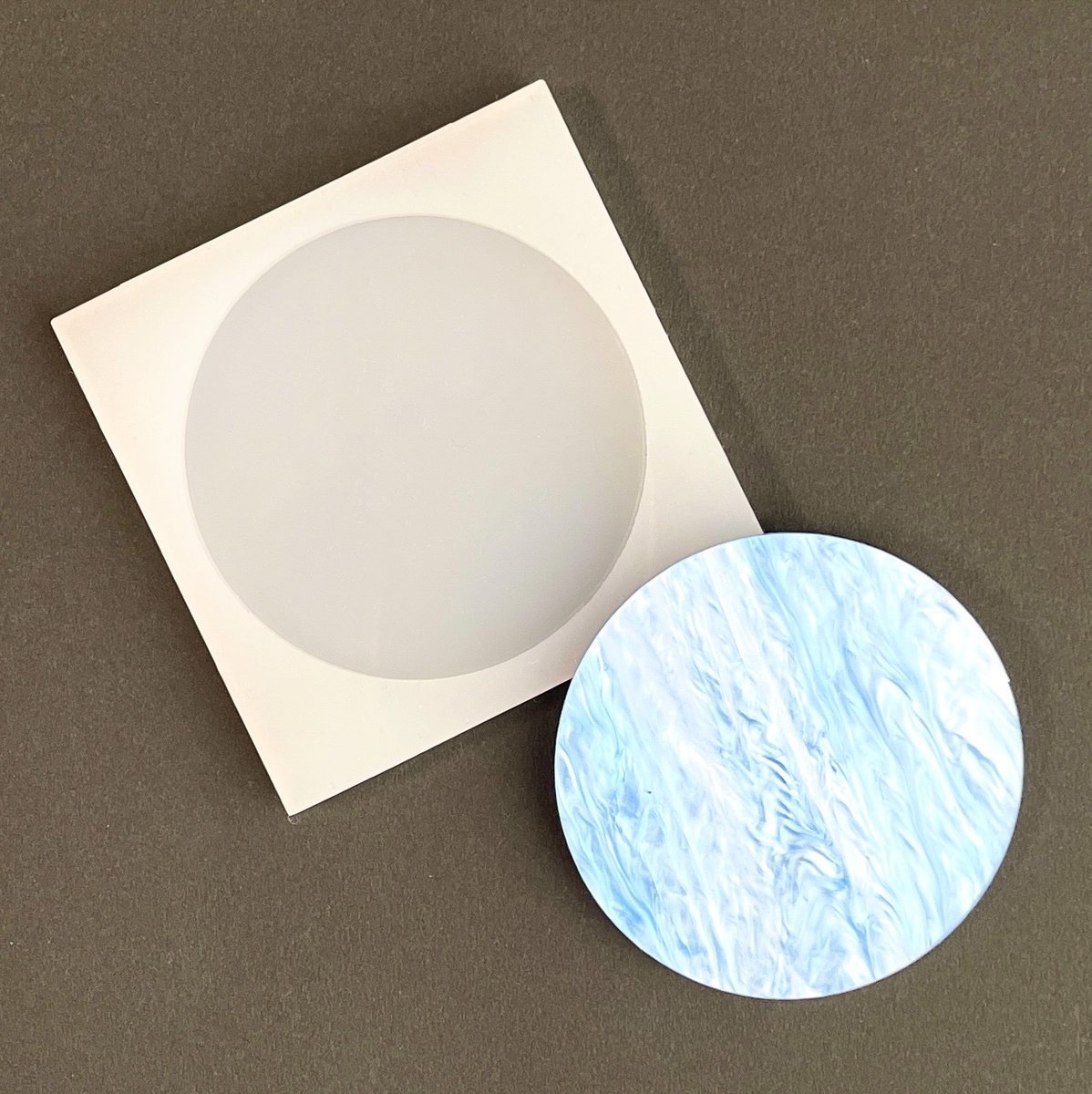 factorhythm's tweet image. 新作モールドのサンプルを製作いたしました

直径60mmの丸いプレートパーツが制作できます
大きめのサイズなので雑貨などのハンドメイドにご活用ください

以下にて販売予定となっております
minne
minne.com/@factorhythm

Creema
creema.jp/c/factorhythm/…

メルカリShops
mercari-shops.com/shops/j954RtS9……