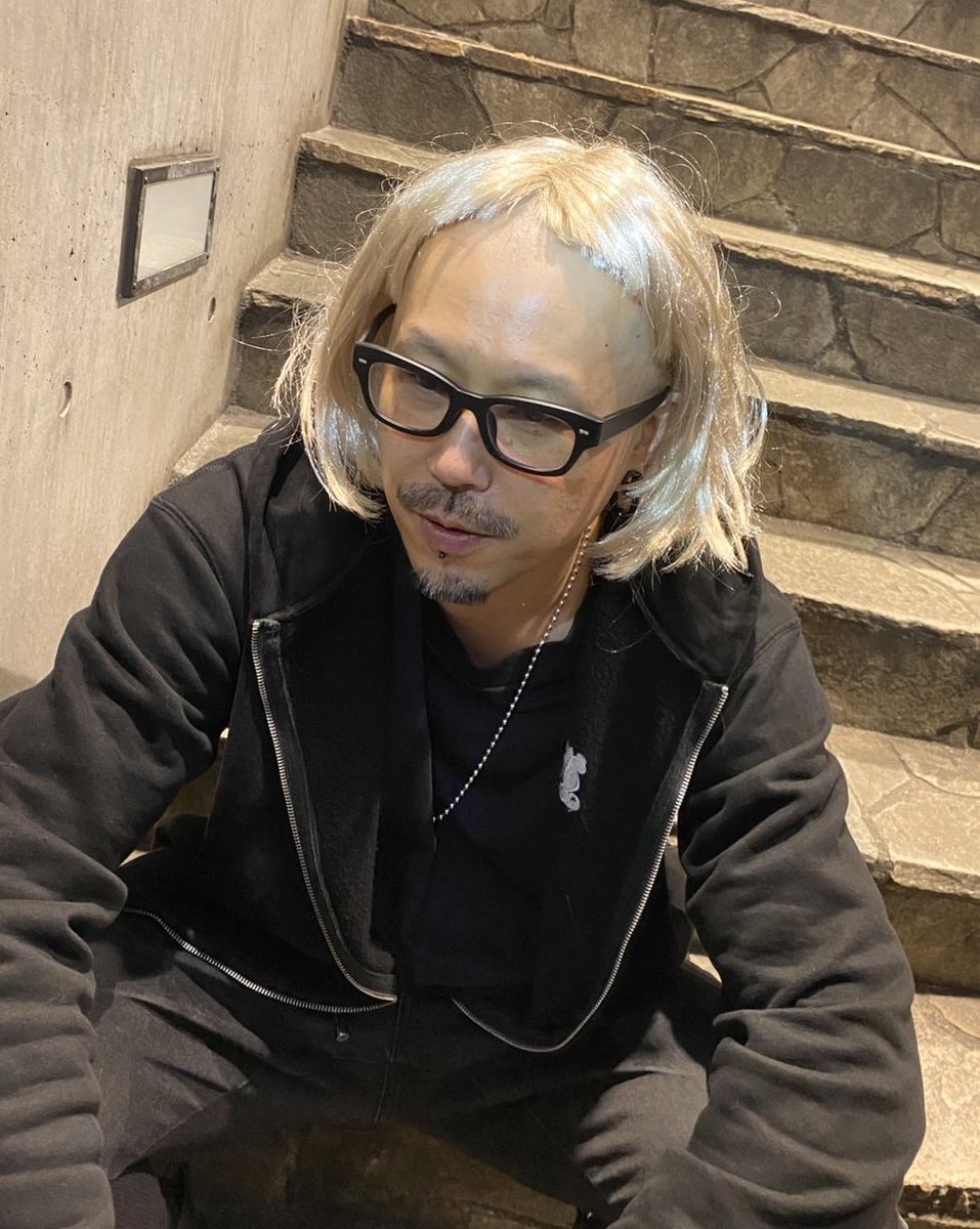 speater's tweet photo. HAPPY HALLOWEEN ‼︎‼︎
こんばんはxxx

ブリーチのし過ぎで昨年よりも生え際が後退し、且つ前髪が伸びなくなっていることを認めたがらない人のコスプレですxxx

よろしくお願い致しますxxx https://t.co/3Hk7KNfyjV