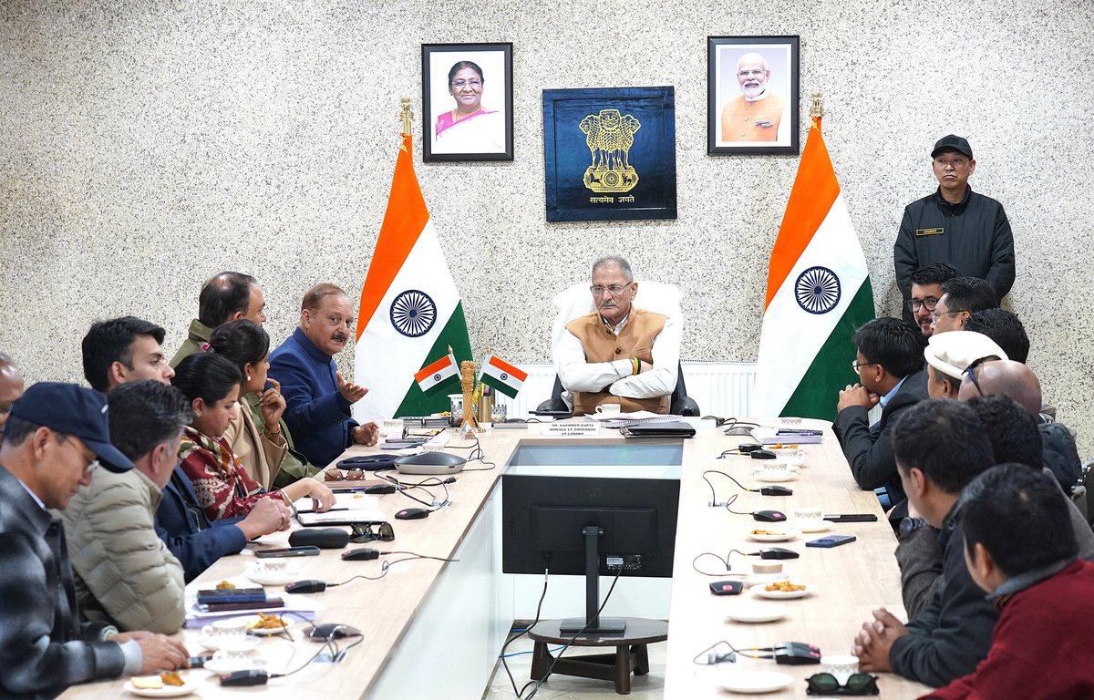 lg_ladakh's tweet image. Lt. Governor Shri @KavinderGupta virtually inaugurated 35 buildings, including 4 set quarters &amp;amp; other infrastructure developed under #SDP Schemes. He appreciated CEC Adv. Tashi Gyaltson, Executive Councillors &amp;amp; Councillors of the 6th #LAHDC #Leh on their last working day.