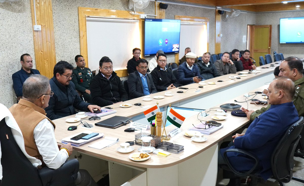 lg_ladakh's tweet image. Lt. Governor Shri @KavinderGupta virtually inaugurated 35 buildings, including 4 set quarters &amp;amp; other infrastructure developed under #SDP Schemes. He appreciated CEC Adv. Tashi Gyaltson, Executive Councillors &amp;amp; Councillors of the 6th #LAHDC #Leh on their last working day.