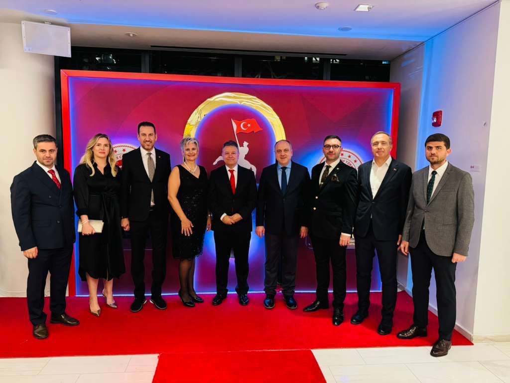 ourtasc's tweet photo. 🇹🇷 TASC olarak, New York Başkonsolosluğumuz tarafından düzenlenen 29 Ekim Cumhuriyet Bayramı Resepsiyonuna katıldık.
Sayın Başkonosolosumuz Büyükelçi Muhittin Ahmet Yazal ve kıymetli han��mefendiye nazik ev sahiplikleri için teşekkür ederiz.

Cumhuriyetimizin 102. yılı kutlu olsun!
Başta Gazi Mustafa Kemal Atatürk ve silah arkadaşları olmak üzere, Cumhuriyetimizin kurulmasında emeği geçen tüm kahramanlarımızı rahmet, minnet ve saygıyla anıyoruz.

Türk Amerikan toplumu olarak, birlik, beraberlik ve dayanışma ruhuyla Cumhuriyetimizin değerlerini yaşatmaya ve geleceğe taşımaya kararlıyız. Programın ana sponsoru olmaktan da ayrıca gurur duyduk.🇹🇷❤️🇹🇷

#CumhuriyetBayramı #29Ekim #TASC #TurkishAmericanCommunity #TürkiyeYüzyılı