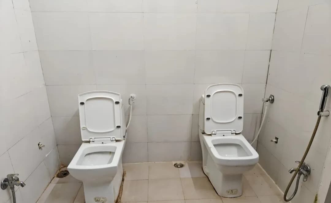 news21national's tweet image. #Satna: स्मार्ट सिटी सतना में टॉयलेट डिज़ाइन बना मज़ाक का कारण 

#SatnaSmartCity #EngineeringFail #PublicToilet #GovernmentProject #SocialMediaBuzz #InfrastructureIssue #LatestNews #HindiNews #News21 #News21National