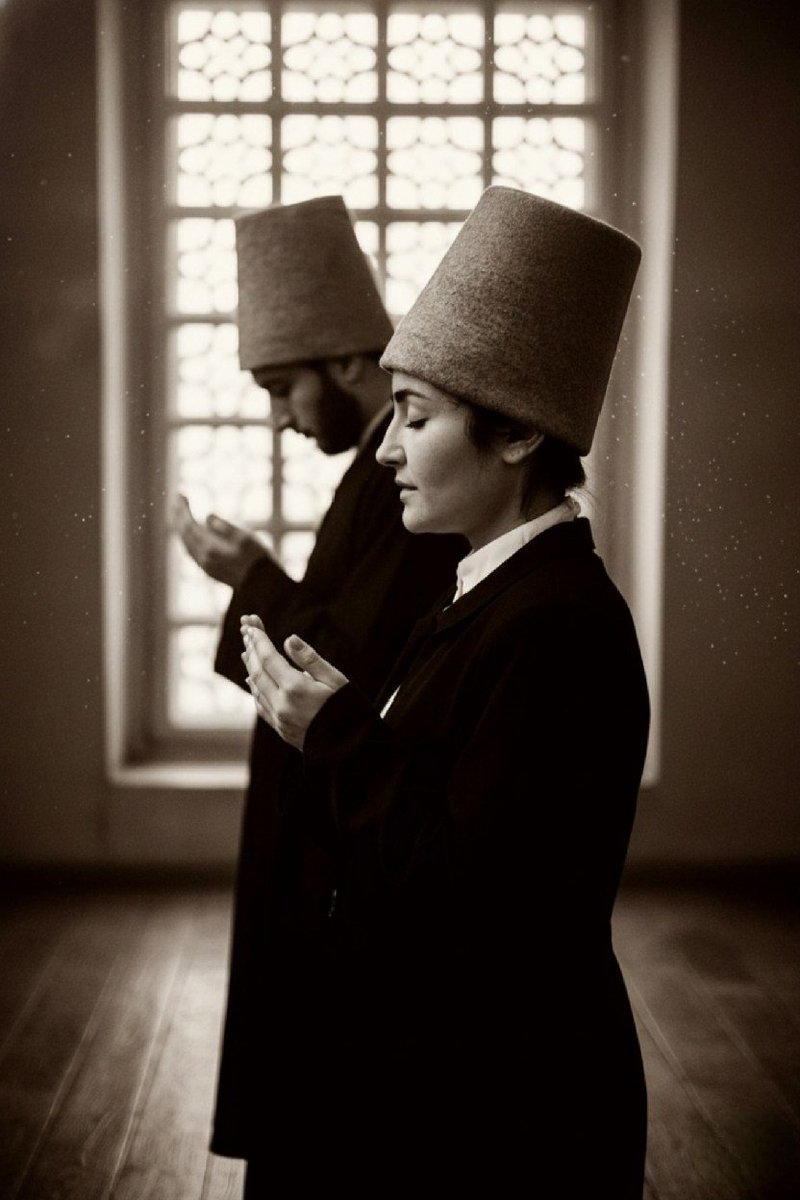 RumiArab's tweet image. ويسألونك: أين تجدُ الجمال؟
قل لهم: في الوجوه التي يغمرها الحياء من الله.

— جلال الدين الرومي