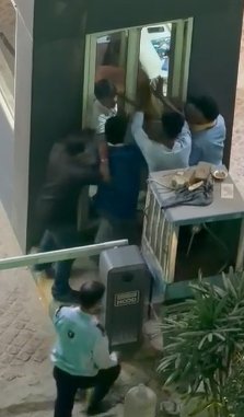 sacchayugnewz's tweet image. 📍 #गाजियाबाद: सिग्नेचर होम्स सोसाइटी में मारपीट

➡️ सिक्योरिटी गार्ड और कुछ लोगों के बीच हाथापाई 🤜🤛
➡️ युवक डंडे लेकर गार्ड रूम में घुसे 🚪🥢
➡️ विवाद की वजह अब तक स्पष्ट नहीं ❓
➡️ राज नगर एक्सटेंशन स्थित सोसाइटी में झड़प 🏘️⚠️