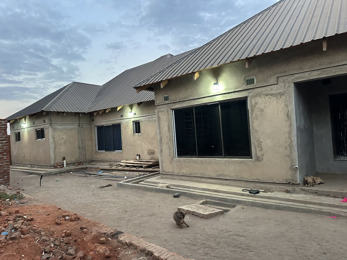 Danstro_'s tweet image. Building a house to this stage is one thing, finishing it? You realize you need the same amount you have already spent. 😩😩😩😩😔😔😔