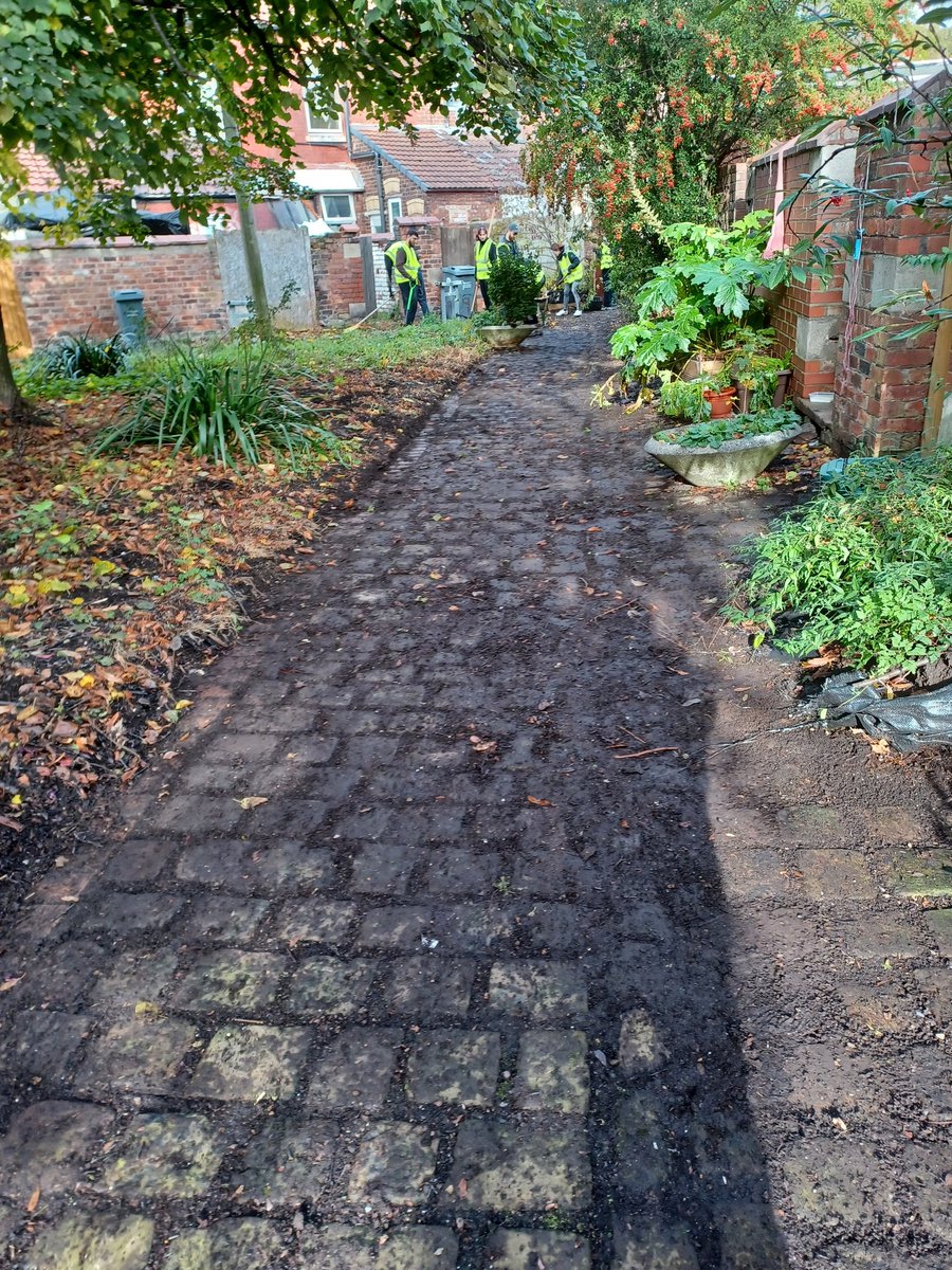 MCC_Levenshulme's tweet image. The Neighbourhoodhood team with the help of volunteers from booking.com helped transform an unloved space into a space where it can be enjoyed by the residents of Bikerdike Ave, Levenshulme. There&apos;s still more to be done to clean and green our wards.