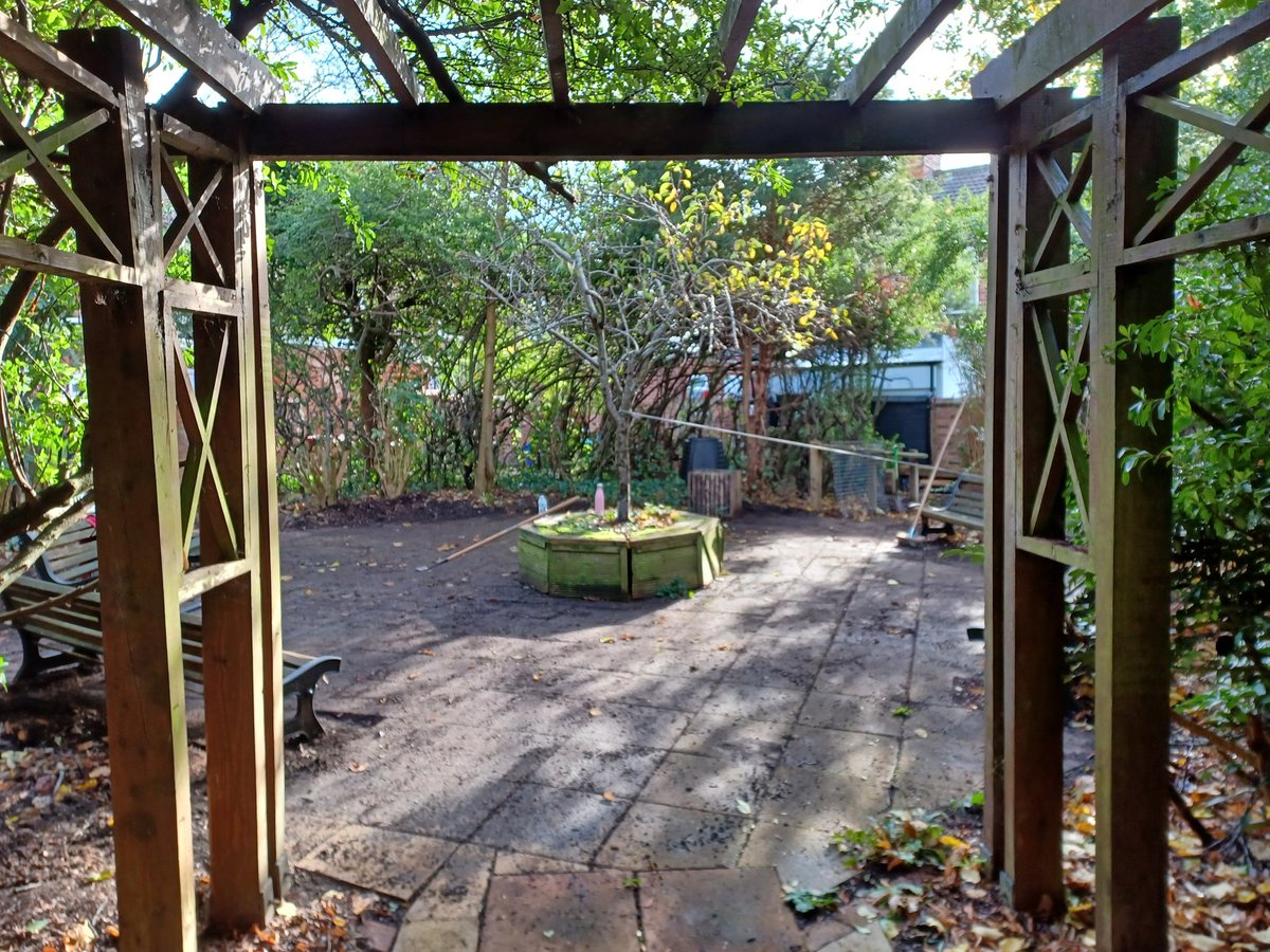 MCC_Levenshulme's tweet image. The Neighbourhoodhood team with the help of volunteers from booking.com helped transform an unloved space into a space where it can be enjoyed by the residents of Bikerdike Ave, Levenshulme. There&apos;s still more to be done to clean and green our wards.