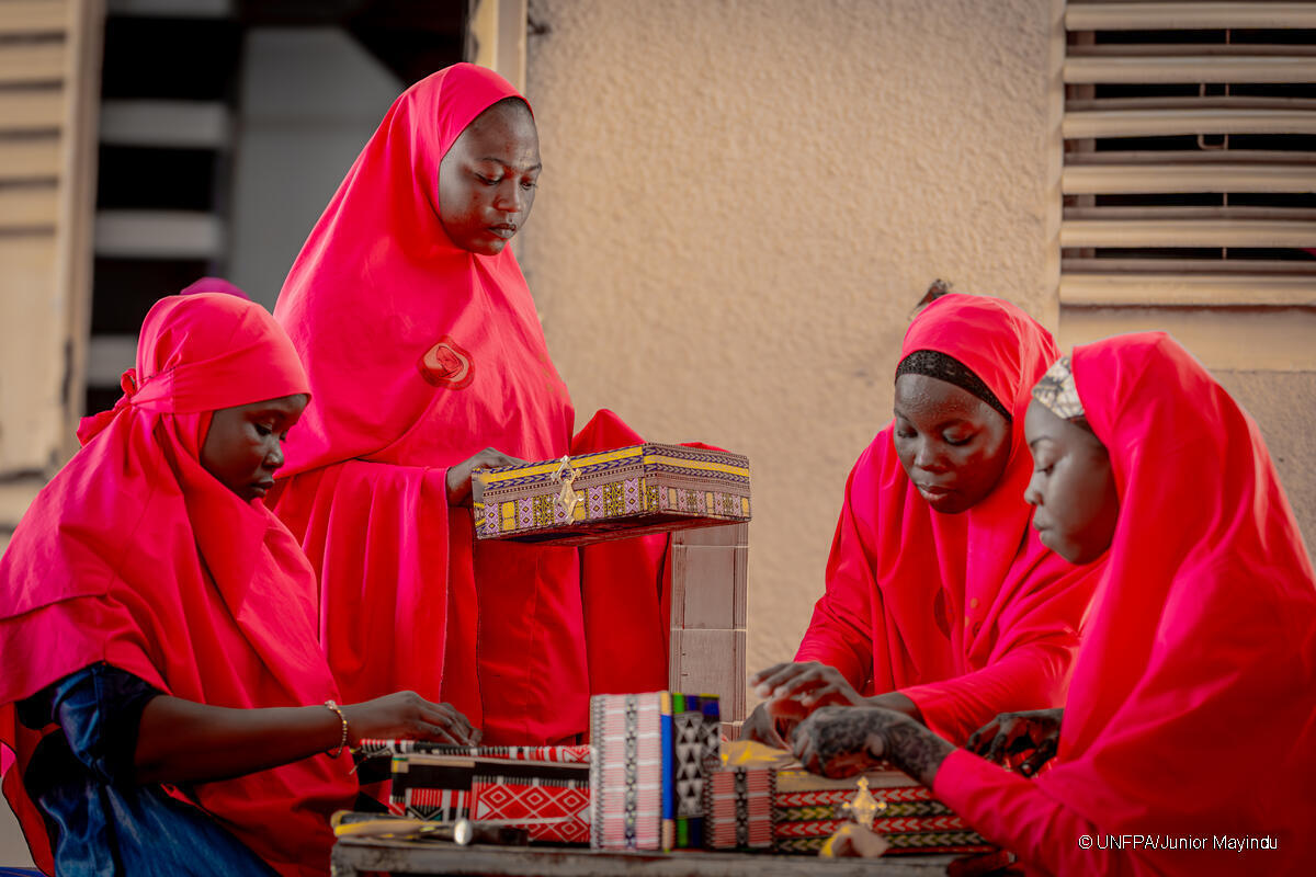 UNFPA_WCARO's tweet photo. À Maradi, des adolescentes apprennent à construire leur avenir.
Chaque année, 100 filles rejoignent le Centre Maraatum pour suivre une formation professionnelle grâce au programme d’autonomisation soutenu par l’UNFPA. 🌸
#GirlsBackToSchool #Niger #AutonomisationDesFilles https://t.co/ytz7IOBh69