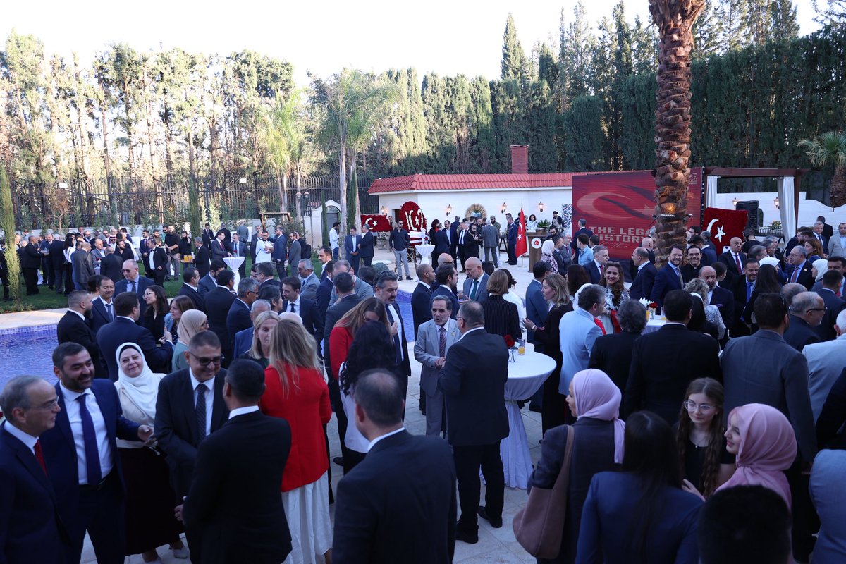 TC_Sam_BE's tweet image. Cumhuriyetimizin 102. yıldönümünü 13 yıllık aranın ardından yeniden faaliyete geçen Büyükelçiliğimizin rezidansında kordiplomatik temsilcileri, Suriyeli dostlarımız ve Türk kurum/kuruluş temsilcilerinin katılımıyla coşkuyla kutladık. 🇹🇷