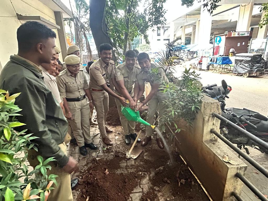 vijayanagaraps's tweet image. ವಿಜಯನಗರ ಪೊಲೀಸ್ ಠಾಣಾ ವತಿಯಿಂದ ಇಂದು ದಿನಾಂಕ 30.10.2025 ರಂದು ರಾಷ್ಟೀಯ ಏಕತಾ ದಿನದ ಅಂಗವಾಗಿ ಸಸಿಗಳನ್ನು ನೆಡುವುದರ ಮೂಲಕ ಸರ್ದಾರ್ ವಲ್ಲಭಬಾಯಿ ಪಟೇಲ್ ರವರ ಬಗ್ಗೆ ಸಾರ್ವಜನಿಕರಲ್ಲಿ ಜಾಗೃತಿ ಮತ್ತು ಅರಿವನ್ನು ಮೂಡಿಸಲಾಗಿರುತ್ತದೆ ಸರ್.