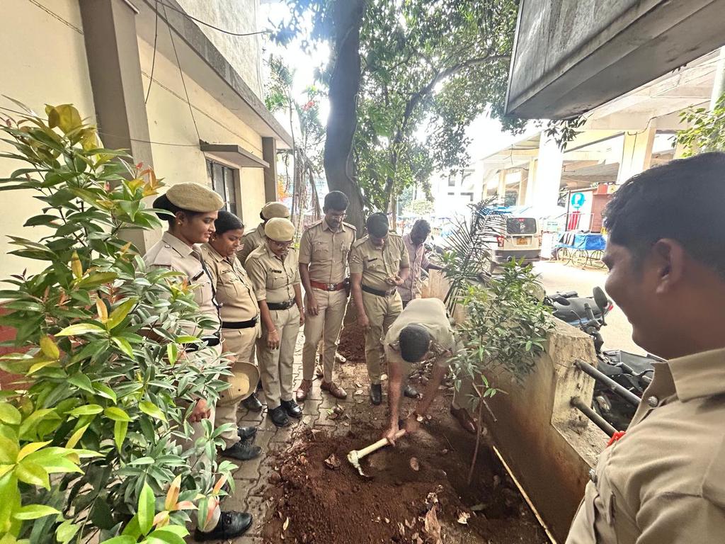 vijayanagaraps's tweet image. ವಿಜಯನಗರ ಪೊಲೀಸ್ ಠಾಣಾ ವತಿಯಿಂದ ಇಂದು ದಿನಾಂಕ 30.10.2025 ರಂದು ರಾಷ್ಟೀಯ ಏಕತಾ ದಿನದ ಅಂಗವಾಗಿ ಸಸಿಗಳನ್ನು ನೆಡುವುದರ ಮೂಲಕ ಸರ್ದಾರ್ ವಲ್ಲಭಬಾಯಿ ಪಟೇಲ್ ರವರ ಬಗ್ಗೆ ಸಾರ್ವಜನಿಕರಲ್ಲಿ ಜಾಗೃತಿ ಮತ್ತು ಅರಿವನ್ನು ಮೂಡಿಸಲಾಗಿರುತ್ತದೆ ಸರ್.