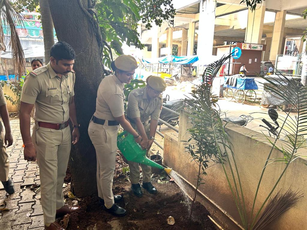 vijayanagaraps's tweet image. ವಿಜಯನಗರ ಪೊಲೀಸ್ ಠಾಣಾ ವತಿಯಿಂದ ಇಂದು ದಿನಾಂಕ 30.10.2025 ರಂದು ರಾಷ್ಟೀಯ ಏಕತಾ ದಿನದ ಅಂಗವಾಗಿ ಸಸಿಗಳನ್ನು ನೆಡುವುದರ ಮೂಲಕ ಸರ್ದಾರ್ ವಲ್ಲಭಬಾಯಿ ಪಟೇಲ್ ರವರ ಬಗ್ಗೆ ಸಾರ್ವಜನಿಕರಲ್ಲಿ ಜಾಗೃತಿ ಮತ್ತು ಅರಿವನ್ನು ಮೂಡಿಸಲಾಗಿರುತ್ತದೆ ಸರ್.