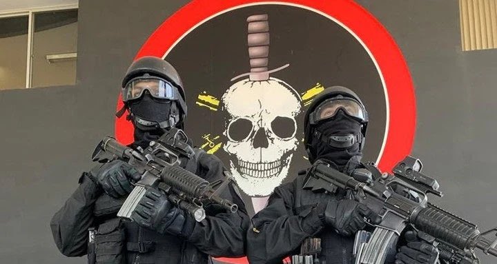 NewsLiberdade's tweet photo. 🚨URGENTE - Jovem traficante que teve a cabeça decapitada e que a tia alegou, em entrevistas, ser “trabalhador”, tinha fotos em suas redes sociais portando fuzis e motos roubadas https://t.co/GLPusI7AF0