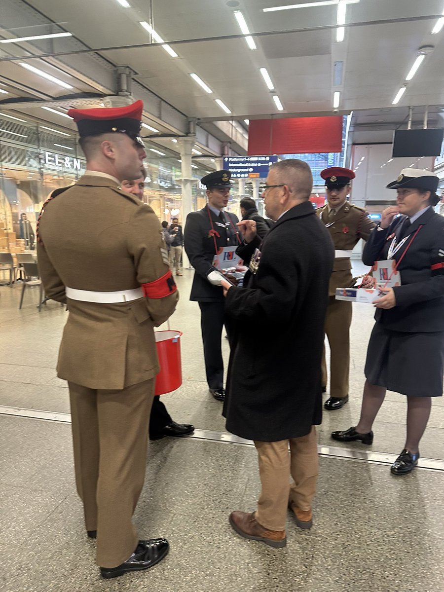 senateurJGM's tweet photo. #Londres #KingsCross ce matin, avt de partir à #Oxford (séminaire #EnergieNucleaire du Conseil 🇫🇷🇬🇧) Partout on vend le #Poppy (avec même une chorale d’épouses de soldats) La France doit s’inspirer de cet exemple et mieux promouvoir nos #bleuets et aider nos blessés #Solidarité https://t.co/35zTSM9RST