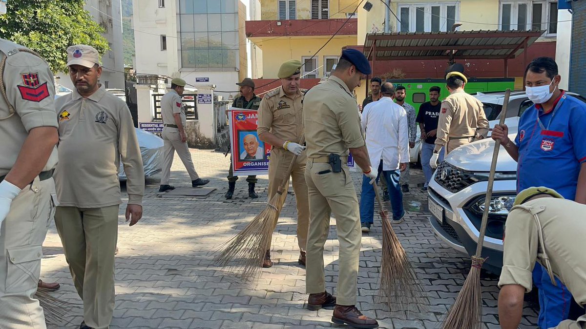 REASIPOLICE's tweet photo. 𝗥𝗘𝗔𝗦𝗜 𝗣𝗢𝗟𝗜𝗖𝗘 𝗟𝗘𝗔𝗗𝗦 𝗖𝗟𝗘𝗔𝗡𝗟𝗜𝗡𝗘𝗦𝗦 𝗗𝗥𝗜𝗩𝗘 𝗔𝗧 𝗖𝗛𝗖 𝗞𝗔𝗧𝗥𝗔 𝗧𝗢 𝗠𝗔𝗥𝗞 𝟭𝟱𝟬𝗧𝗛 𝗕𝗜𝗥𝗧𝗛 𝗔𝗡𝗡𝗜𝗩𝗘𝗥𝗦𝗔𝗥𝗬 𝗢𝗙 𝗦𝗔𝗥𝗗𝗔𝗥 𝗣𝗔𝗧𝗘𝗟
#RashtriyaEktaDiwas2025
#SardarPatel150
#SwachhBharat
#UnityInService
#RunForUnity
@EktaDiwasBharat https://t.co/5rXoxlTHo4
