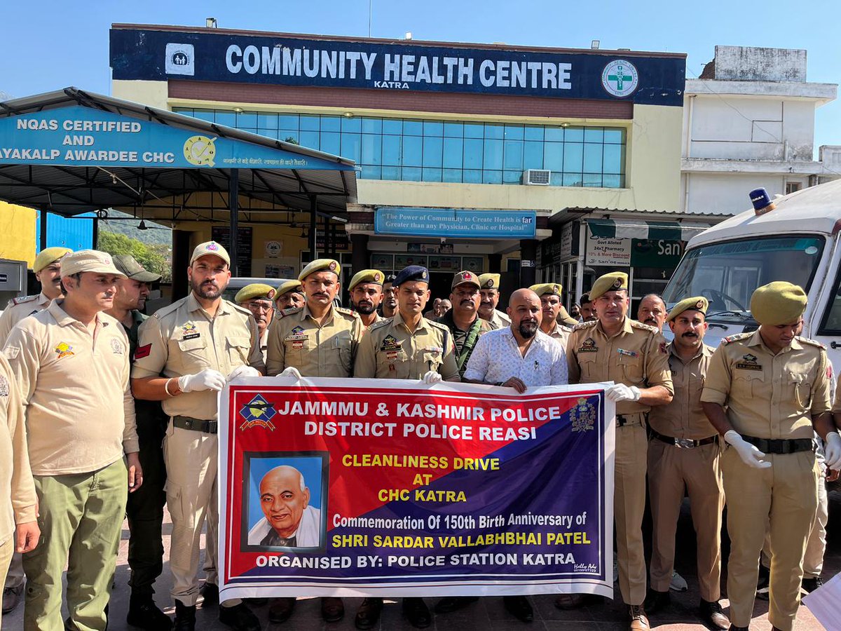 REASIPOLICE's tweet photo. 𝗥𝗘𝗔𝗦𝗜 𝗣𝗢𝗟𝗜𝗖𝗘 𝗟𝗘𝗔𝗗𝗦 𝗖𝗟𝗘𝗔𝗡𝗟𝗜𝗡𝗘𝗦𝗦 𝗗𝗥𝗜𝗩𝗘 𝗔𝗧 𝗖𝗛𝗖 𝗞𝗔𝗧𝗥𝗔 𝗧𝗢 𝗠𝗔𝗥𝗞 𝟭𝟱𝟬𝗧𝗛 𝗕𝗜𝗥𝗧𝗛 𝗔𝗡𝗡𝗜𝗩𝗘𝗥𝗦𝗔𝗥𝗬 𝗢𝗙 𝗦𝗔𝗥𝗗𝗔𝗥 𝗣𝗔𝗧𝗘𝗟
#RashtriyaEktaDiwas2025
#SardarPatel150
#SwachhBharat
#UnityInService
#RunForUnity
@EktaDiwasBharat https://t.co/5rXoxlTHo4