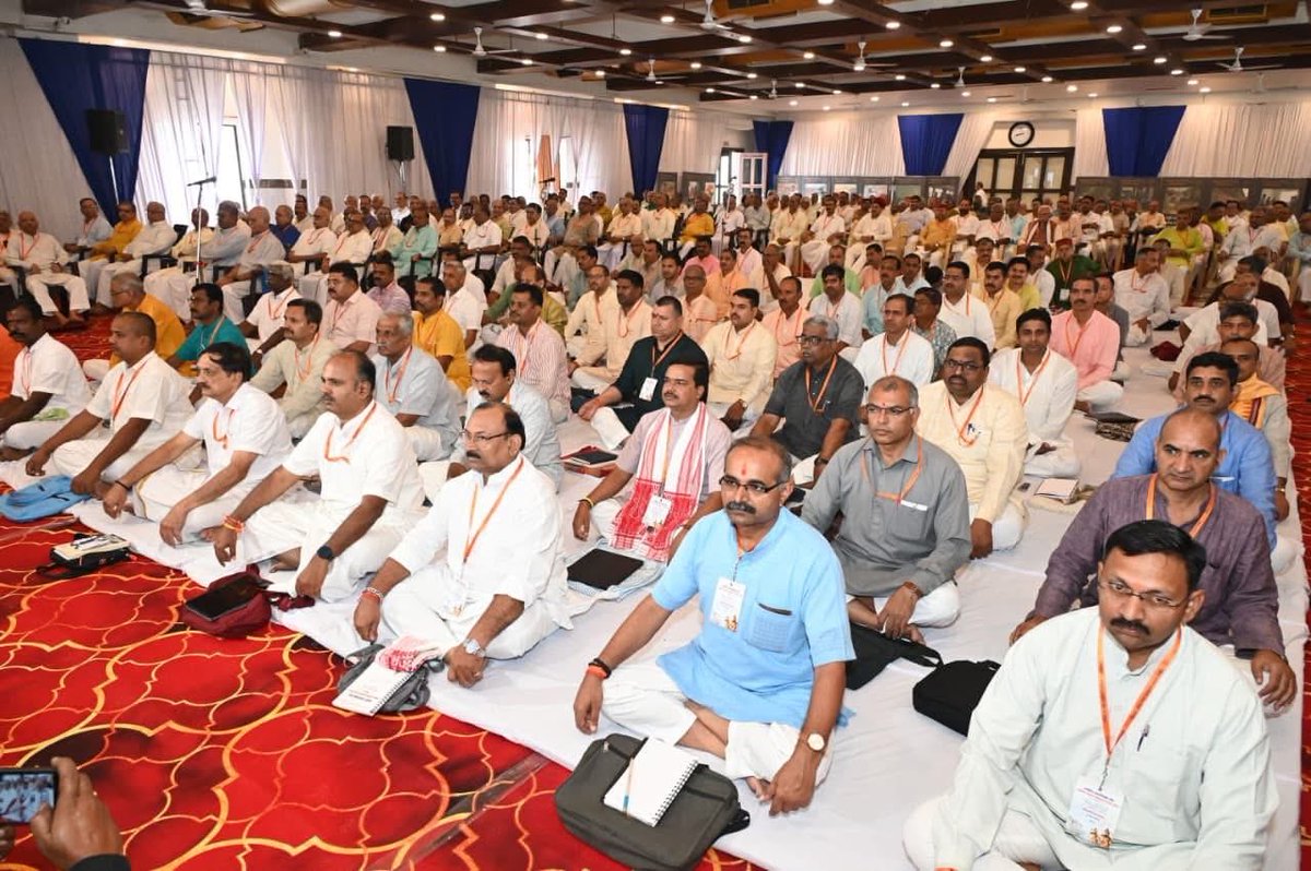 राष्ट्रीय स्वयंसेवक संघ की अखिल भारतीय कार्यकारी मंडल बैठक आज 30 अक्टूबर को जबलपुर के कचनार सिटी में प्रारम्भ हो गई। बैठक का शुभारंभ सरसंघचालक डॉ. मोहन भागवत जी और सरकार्यवाह श्री दत्तात्रेय होसबाले जी ने भारत माता की प्रतिमा पर पुष्प अर्पित कर किया।